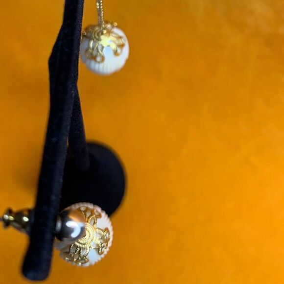 Off White Plastic Tulip shape dangle earrings, in Gold plate - Picture 2 of 6